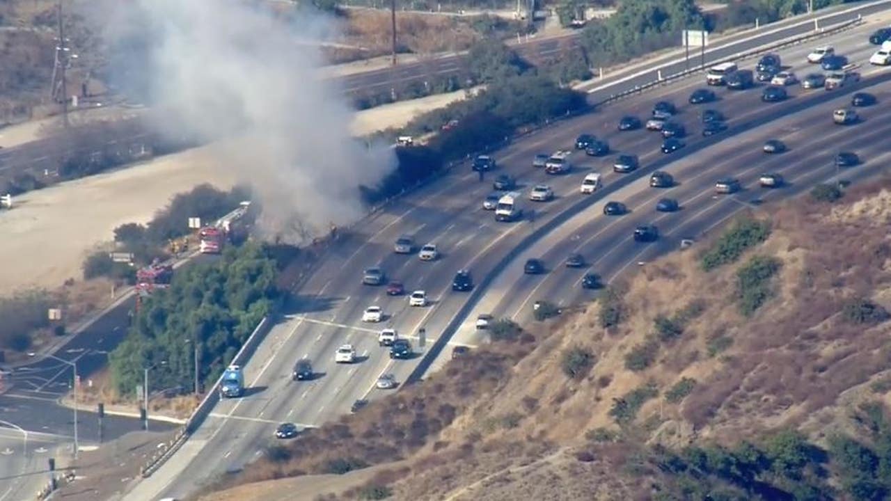 Crews quickly knockdown brush fire that sparked along 405 freeway near Crews quickly knockdown brush fire that sparked along 405 freeway near