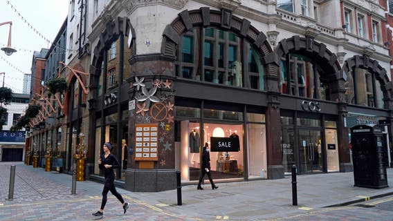 More restrictions in the UK after new COVID-19 strain discovered