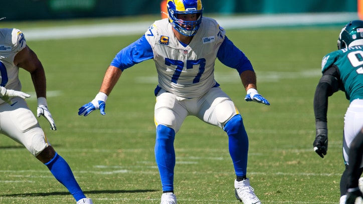 Rams' Andrew Whitworth hands out gifts to kids, grocery gift cards to families for the holidays - Vimarsana News