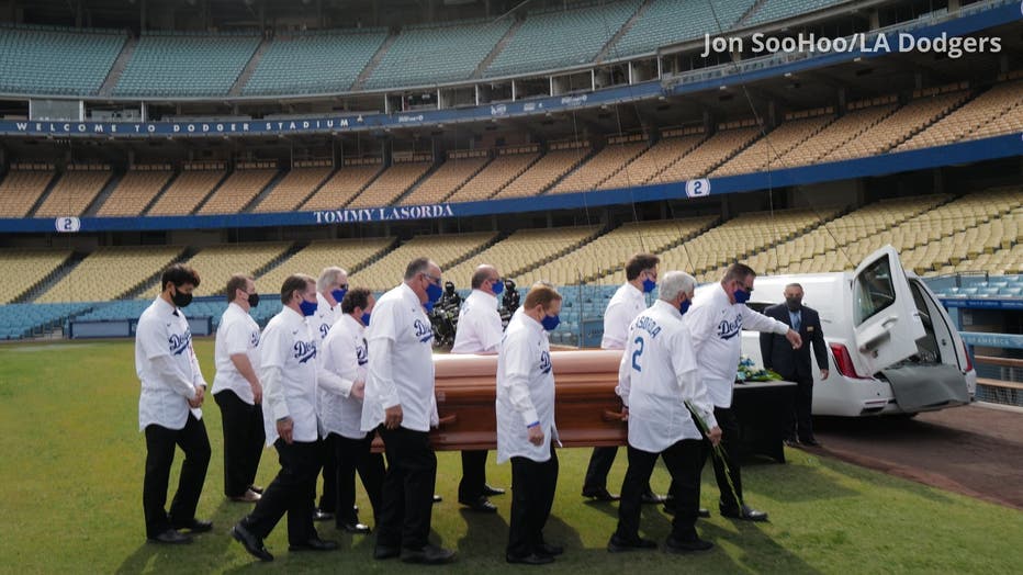 Los Angeles Dodgers Mike Scioscia lays unconscious after violent News  Photo - Getty Images