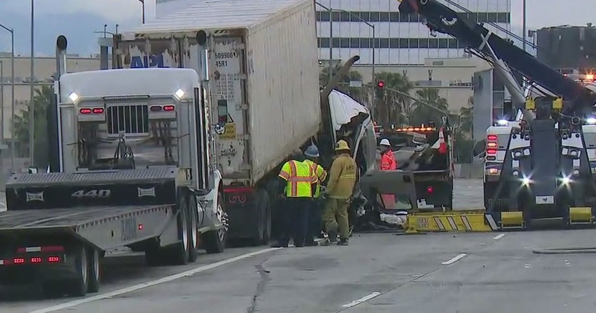 Big rig crash snarls traffic on 405 Freeway in Sherman Oaks | FOX 11 ...