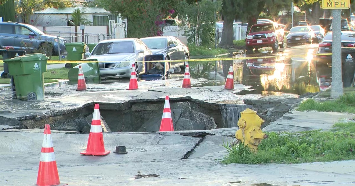 Large sinkhole caused by water main break in South Los Angeles | FOX 11 ...