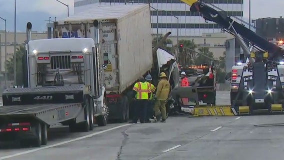Big rig crash snarls traffic on 405 Freeway in Sherman Oaks