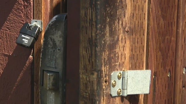 Tin Horn Flats owner takes action, removes city’s padlock from his restaurant doors