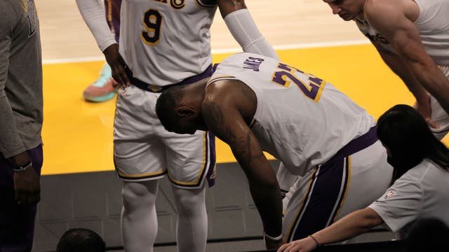 LeBron James leaves court with right ankle injury during Hawks game