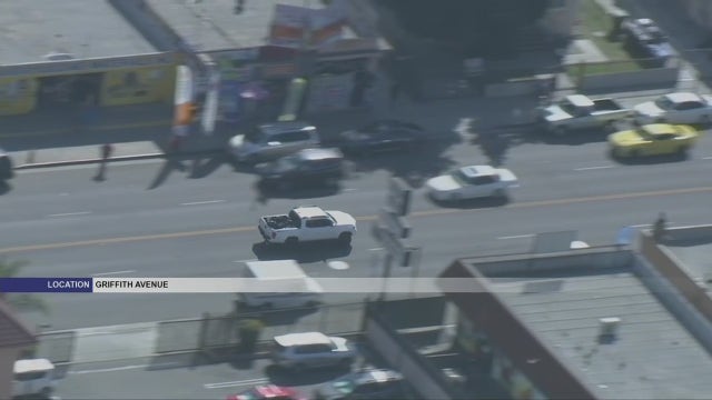 Suspect in white truck leads CHP officers in brief South LA pursuit