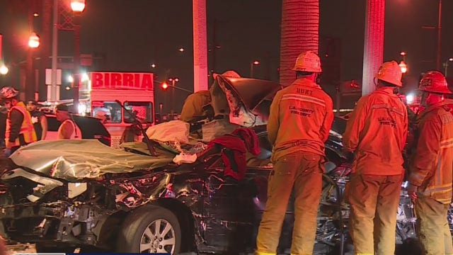 3 killed in South LA crash after vehicle plows into parked cars, Wells Fargo bank