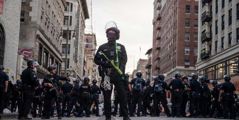 アメリカポリス　LAPD デーザーガン GettyImages-1217458146.jpg?ve=