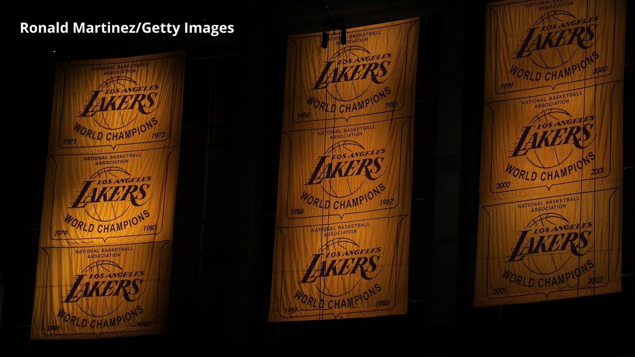 Los Angeles Lakers unveil 2020 championship banner at Staples Center