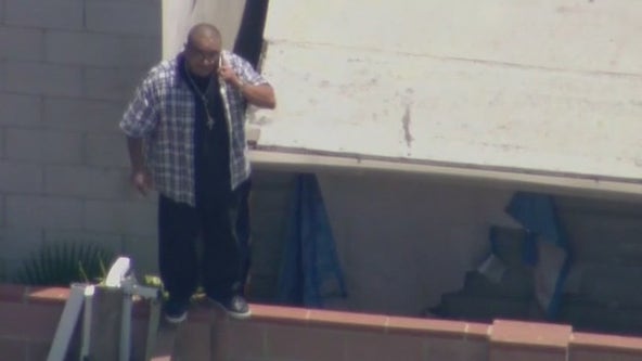 Teen home alone while robbery suspect climbs into her backyard in North Hollywood