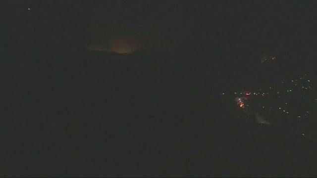 Brush fire burns 10 acres in Pacific Palisades