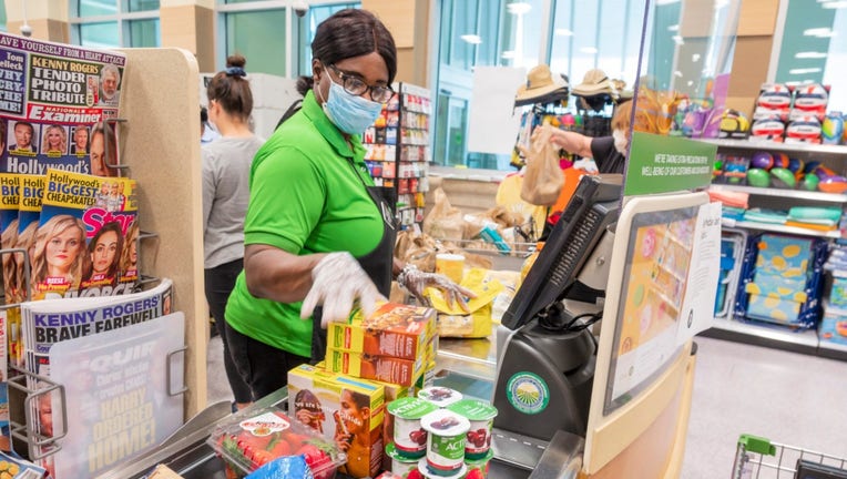 0c6b2589-Major retailers roll out mask policies