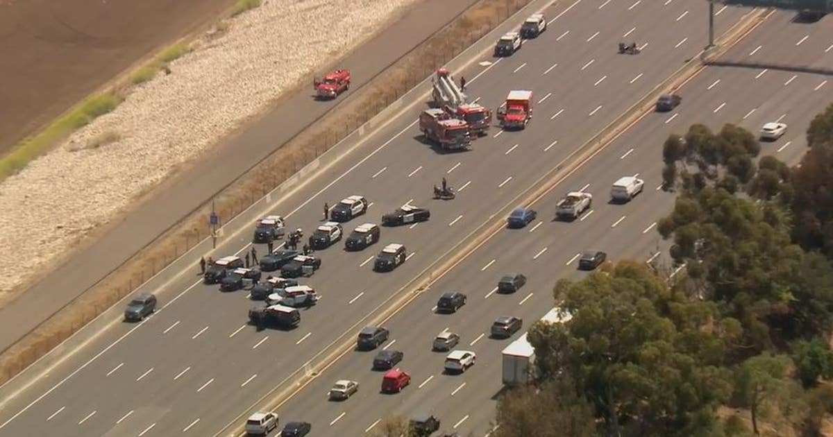 Suspect in custody after standoff on 101 freeway in Encino | FOX 11 Los ...