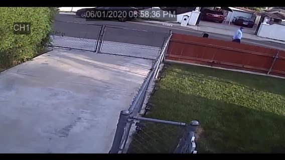 VIDEO: Deputies seek public's help identifying man who allegedly attempted to kidnap two young girls