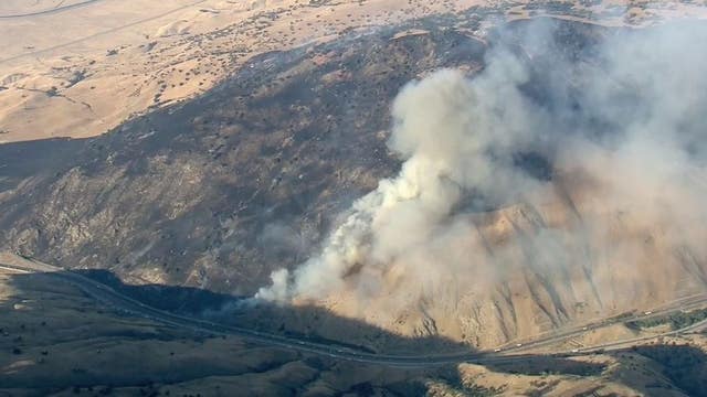 Crews contain fire that broke out along 5 Freeway near Grapevine