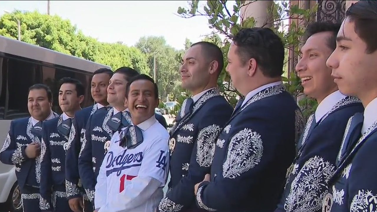 Dodgers' Joe Kelly Wears Mariachi Jacket To White House After Swapping  Outfits With Fan