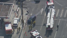 Three injured, including LAPD officer, in Tarzana car crash
