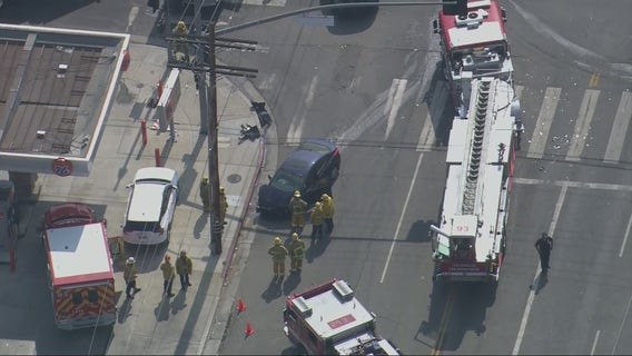 Three injured, including LAPD officer, in Tarzana car crash