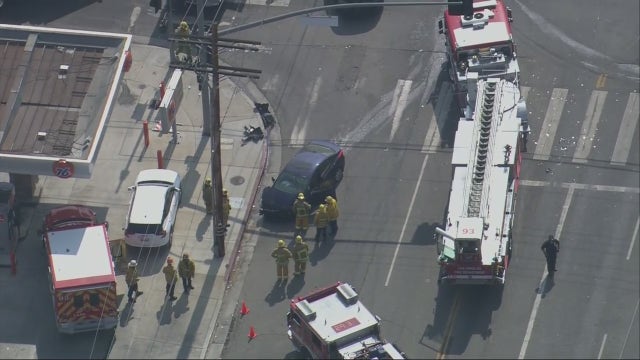 Three injured, including LAPD officer, in Tarzana car crash