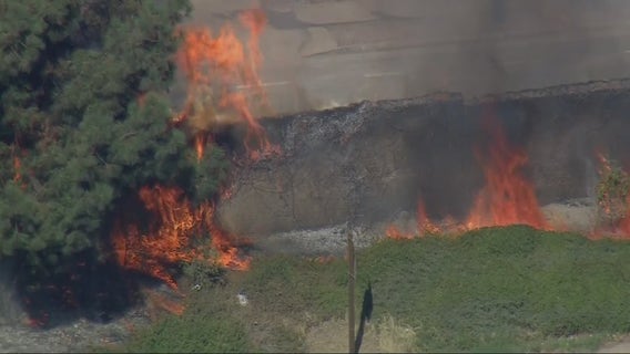 Brush fire ignites along 210 Freeway in Pasadena