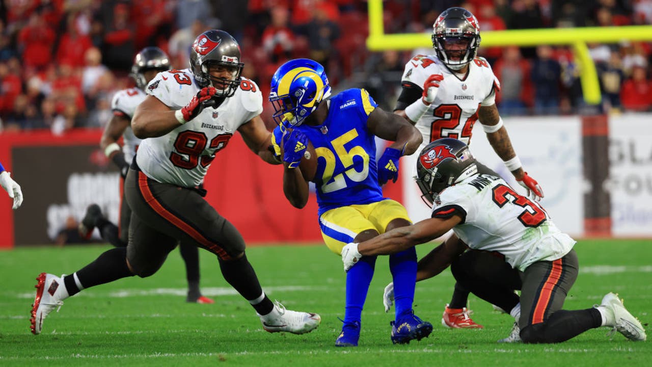 Bucs blow 10-point lead, lose to Rams 37-32 in home opener