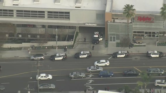 Police searching for suspects who brandished gun near Sherman Oaks Ralphs