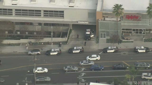 Police searching for suspects who brandished gun near Sherman Oaks Ralphs