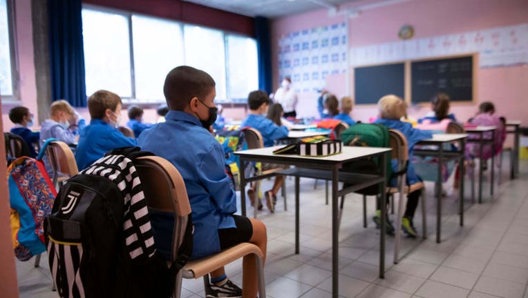 0e42ee41-Students mask COVID-19