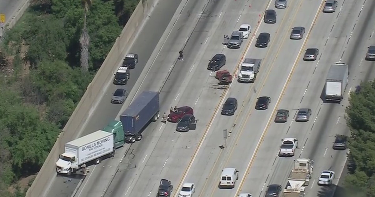 10-vehicle crash in Van Nuys triggers the 405 Freeway shutdown | FOX 11 ...