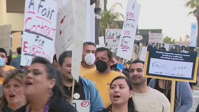 SoCal grocery workers begin balloting in strike-authorization vote