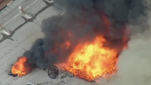 Firefighters quickly knock down commercial building fire in downtown LA