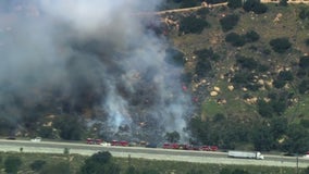 Firefighters extinguish brush fire along 118 freeway in Chatsworth