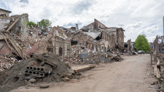 Civilians 'begging to get saved' from Mariupol steel mill as Russian attacks intensify