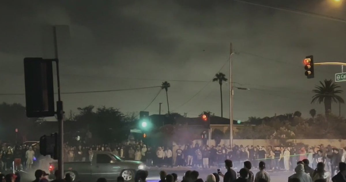 Video: Compton street takeover draws hundreds | FOX 11 Los Angeles