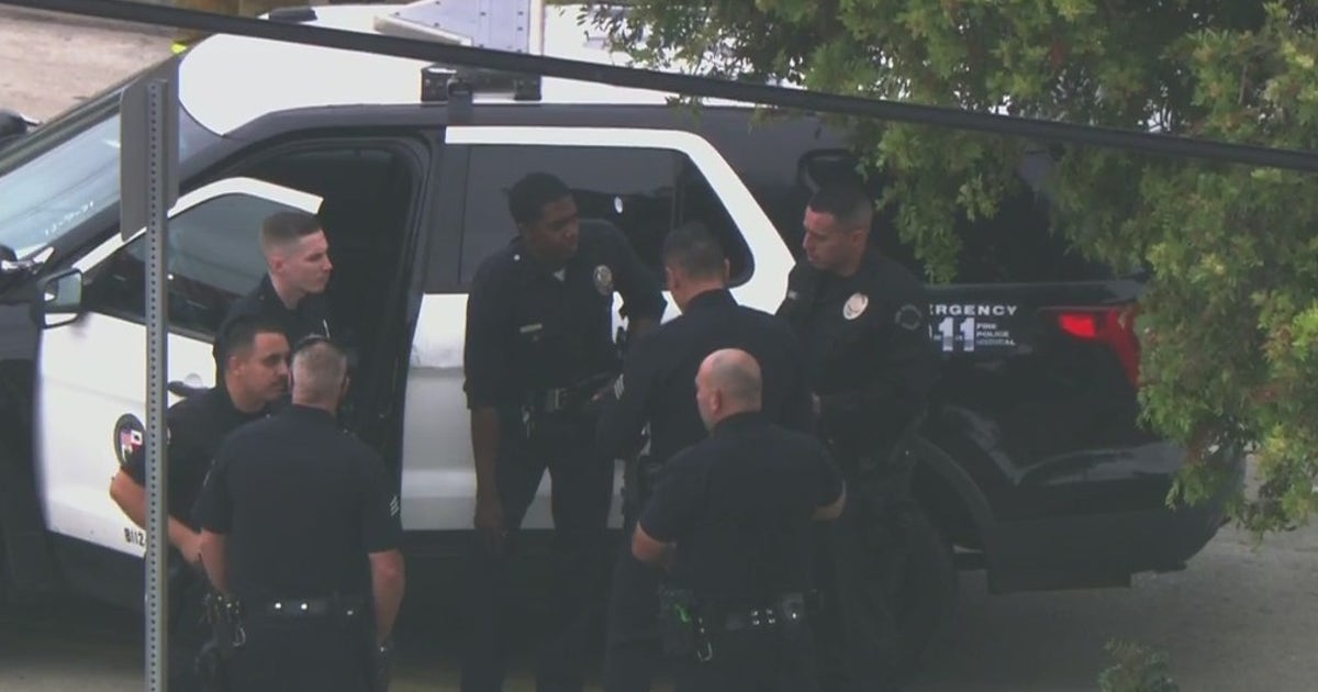 LAPD officer responding to fight in South LA street injured | FOX 11 ...
