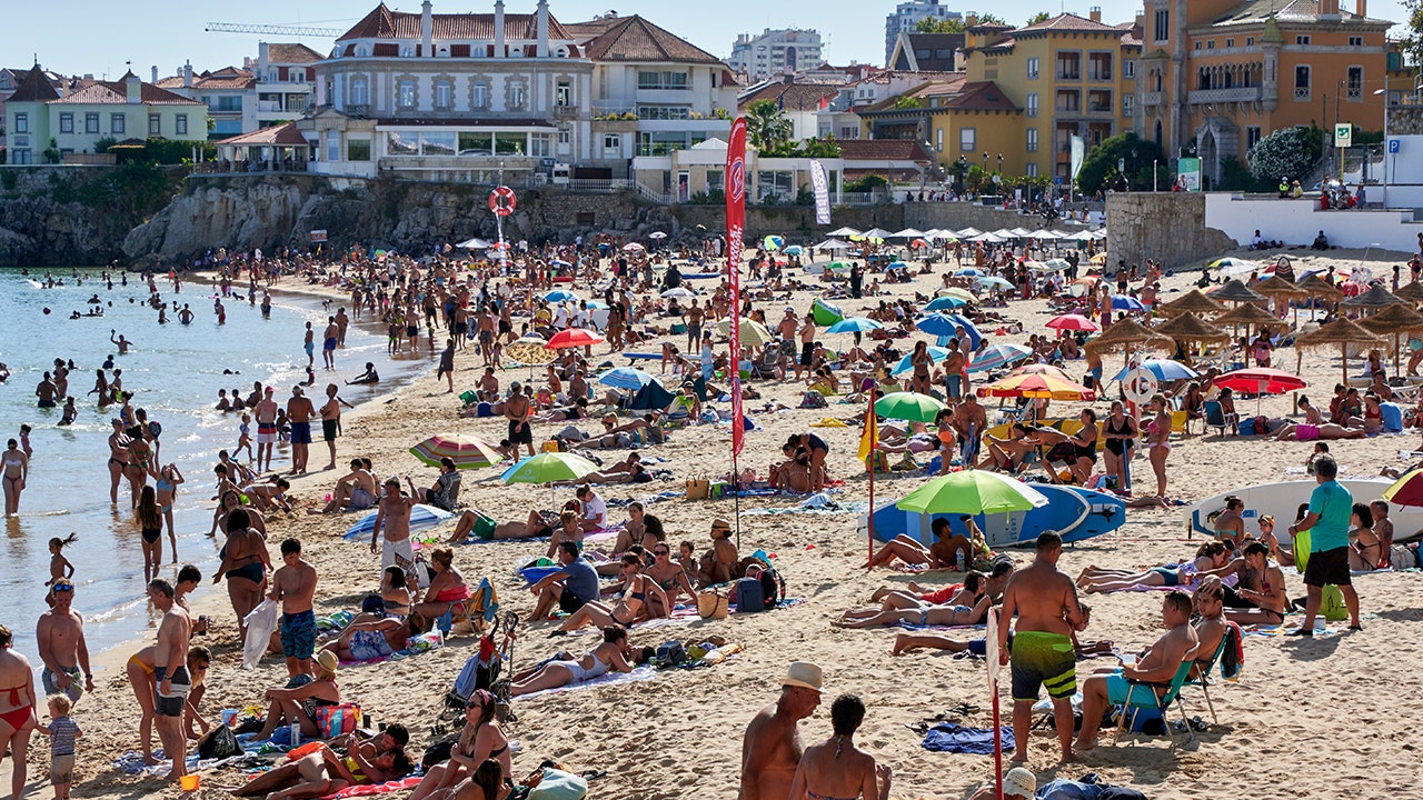 Portugueses revoltados com chegada de californianos, importando com eles os seus problemas: reportagem Portugueses revoltados com chegada de californianos, importando com eles os seus problemas: reportagem