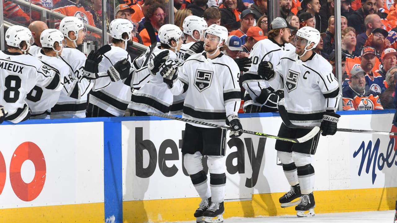 The Philadelphia Flyers celebrate after the game with the Los Angeles  News Photo - Getty Images