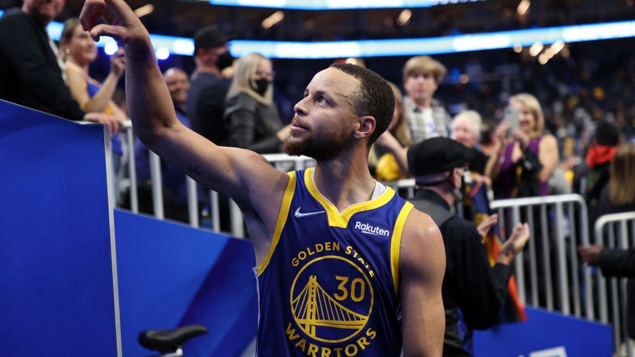 Stephen Curry graduates college, receives bachelor's degree from