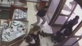 VIDEO: Jewelry store employees fight off smash-and-grab robbers in Huntington Beach