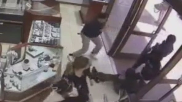 VIDEO: Employees fight off smash-and-grab robbers at Huntington Beach jewelry store