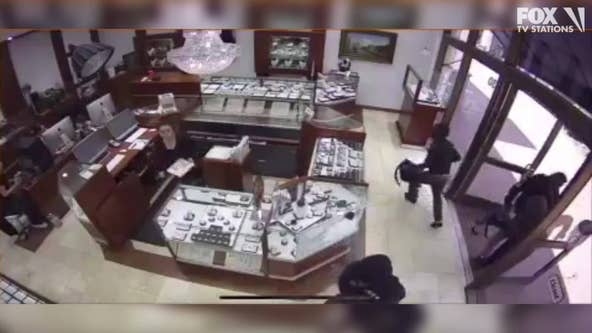 Thieves target Huntington Beach jewelry store in smash-and-grab robbery