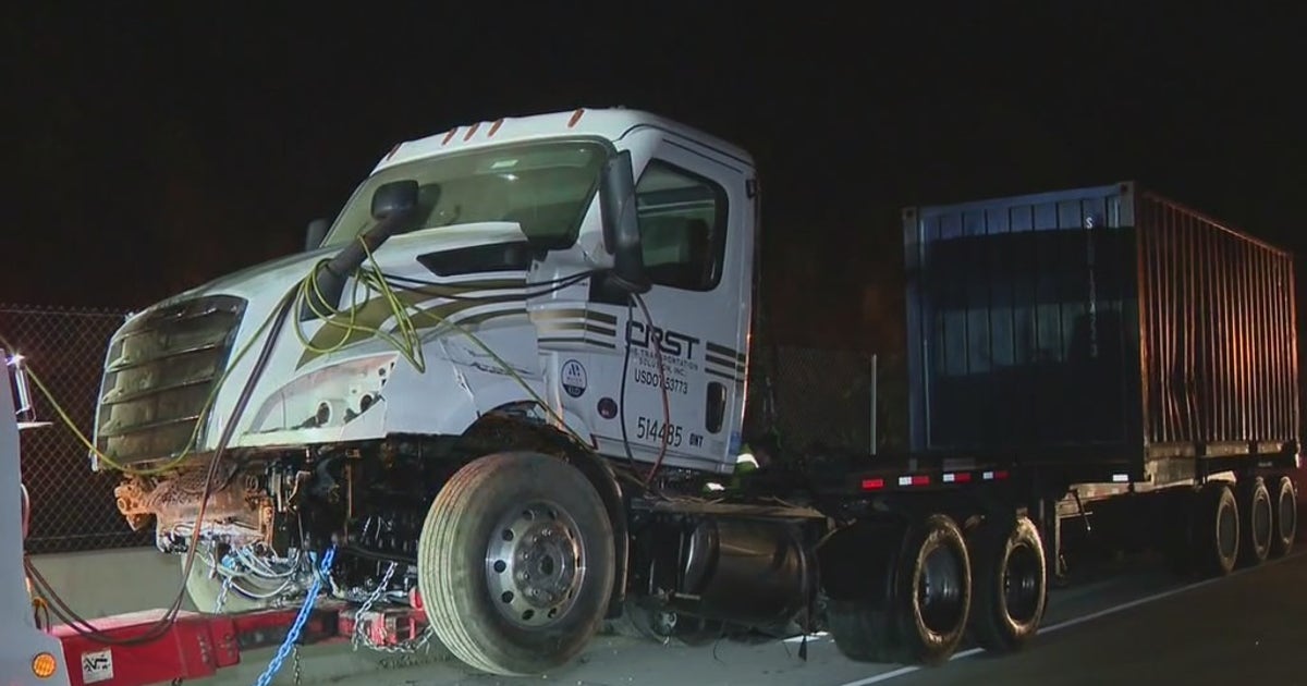 2 hurt in 405 Freeway crash near Skirball Center | FOX 11 Los Angeles