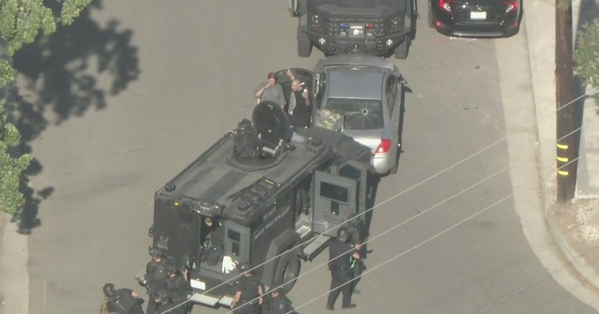 Suspects in custody after hour-long standoff in Pacoima | FOX 11 Los ...