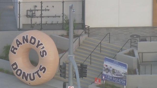 LA's iconic Randy's Donuts opens first location in the San Fernando Valley