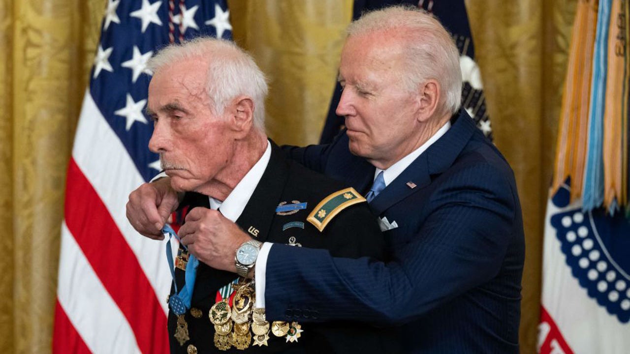 Biden awards of Honor Vietnam war