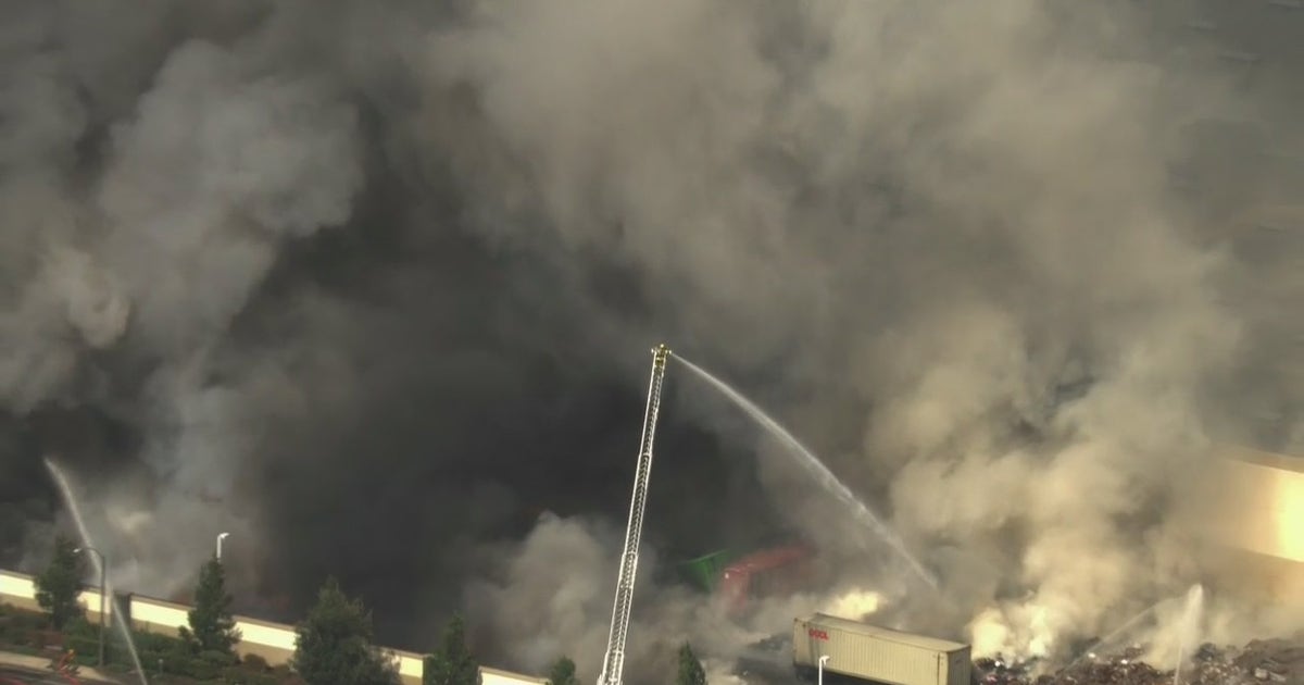 Massive fire erupts at warehouse in Riverside County | FOX 11 Los Angeles