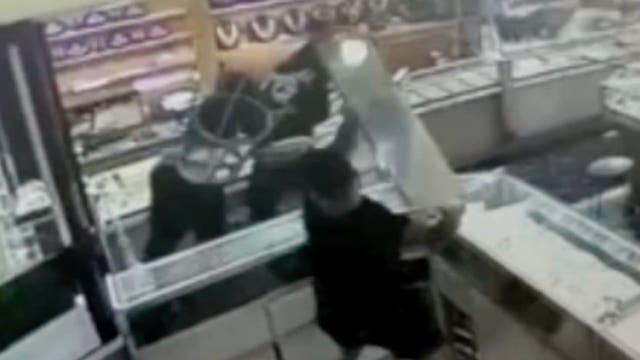 VIDEO: DTLA jewelry store employees fight off 6 smash-and-grab robbers