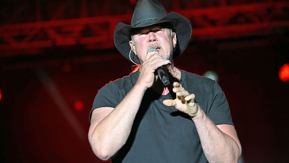 Trace-Adkins-in-concert.jpg