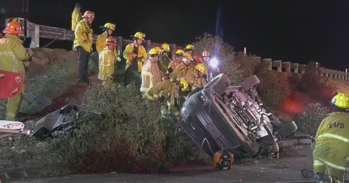 1 killed, 3 injured in crash on 101 Freeway in Woodland Hills | FOX 11 ...