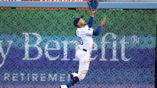 Dodgers star Mookie Betts wins 2022 NL Gold Glove Award